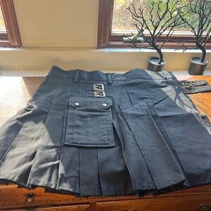 Men’s kilt, size 36, black. With leather bag.